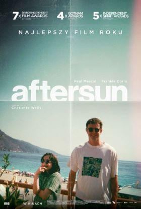 Plakat filmowy Aftersun. Letni dzień. Na tle nieba, plaży i morza ojciec i córka.