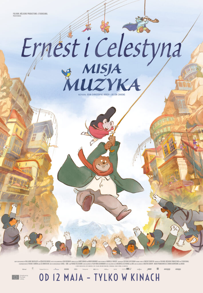 Rysunkowy plakat do animacji: "Ernest i Celestyna: misja muzyka". Niedźwiedź i mysz z gitarą przerzuconą przez ramię, huśtają się na linie.