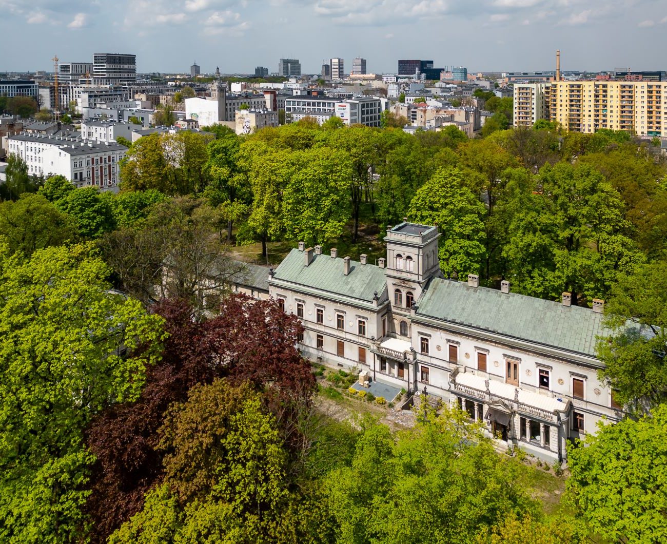 Pałac Scheiblerów w ujęciu z drona, wokół dużo zieleni.