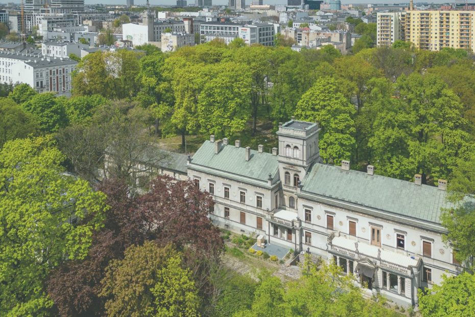 Pałac Scheiblerów w ujęciu z drona, wokół dużo zieleni.