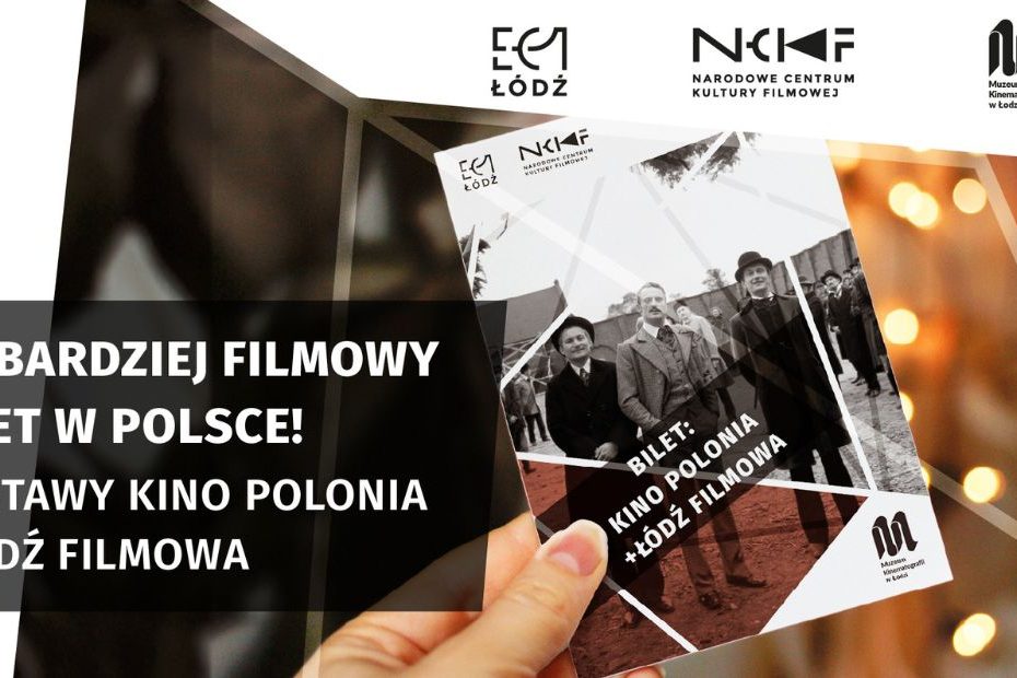 Grafika. W tle dłoń trzymająca kartkę, na której znajduje się czarno-białe zdjęcie trzech mężczyzn oraz napis BILET: KINO POLONIA + ŁÓDŹ FILMOWA. W górnej krawędzi grafiki znajdują się logotypy, EC1, Narodowego Centrum Kultury Filmowej oraz Muzeum Kinematografii w Łodzi. W lewej dolnej krawędzi biały napis na czarnym tle: NAJBARDZIEJ FILMOWY BILET W POLSCE! WYSTAWY KINO POLONIA I ŁÓDŹ FILMOWA.