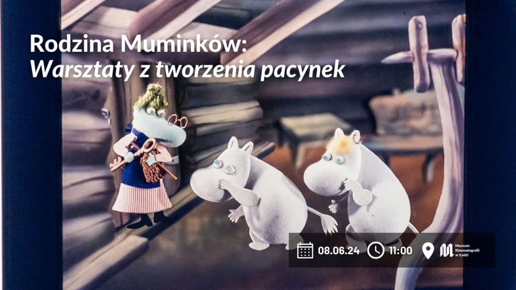 Kadr z Muminków. Dwa muminki i mama Muminka. Dzieci patrzą na nią. Na grafice białe napisy w lewym górnym rogu i w prawym dolnym.