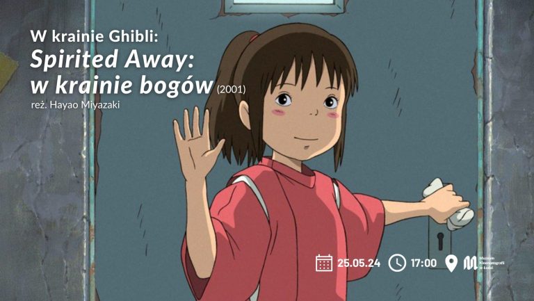 Po lewej stronie napisy: W krainie Ghibli: Spirited Away: w krainie bogów. W centralnej części jest uśmiechnięta dziewczynka w czerwonym stroju, jedną ręką trzyma klamkę od drzwi a drugą macha do kogoś