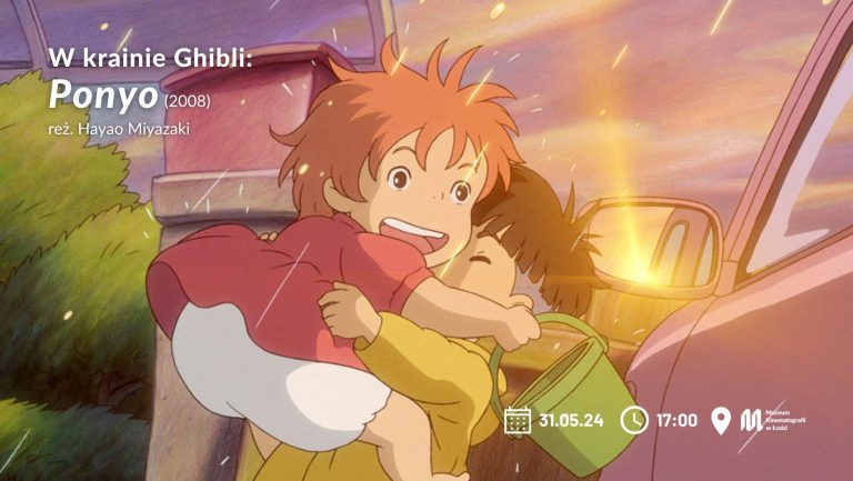 Po lewej stronie napisy: W krainie Ghibli: PONYO W centralnej części jest chłopiec w żółtym ubranku, który trzyma uśmiechniętą dziewczynę w czerwonym stroju. W jej dłoniach jest zielone wiaderko. Bohaterowie stoją obok auta