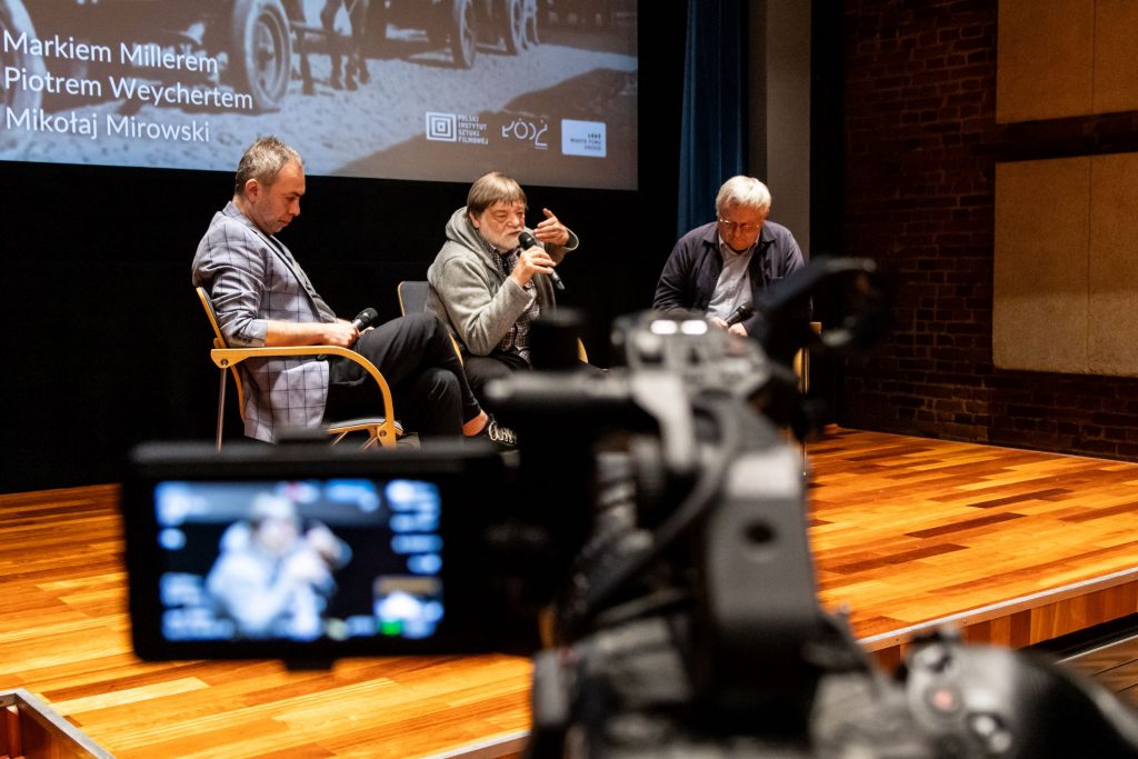 Dyskusja odbywająca w ramach wydarzenia DKF "Człowiek w Zagrożeniu" po pokazie filmu "Wielka Szpera" w Muzeum Kinematografii w Łodzi. Na scenie znajdują się trzy osoby: Marek Miller (reporter), Piotr Weychert (reżyser) oraz moderator Mikołaj Mirowski (historyk).