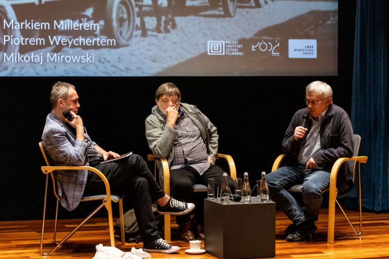 Dyskusja odbywająca w ramach wydarzenia DKF "Człowiek w Zagrożeniu" po pokazie filmu "Wielka Szpera" w Muzeum Kinematografii w Łodzi. Na scenie znajdują się trzy osoby: Marek Miller (reporter), Piotr Weychert (reżyser) oraz moderator Mikołaj Mirowski (historyk).