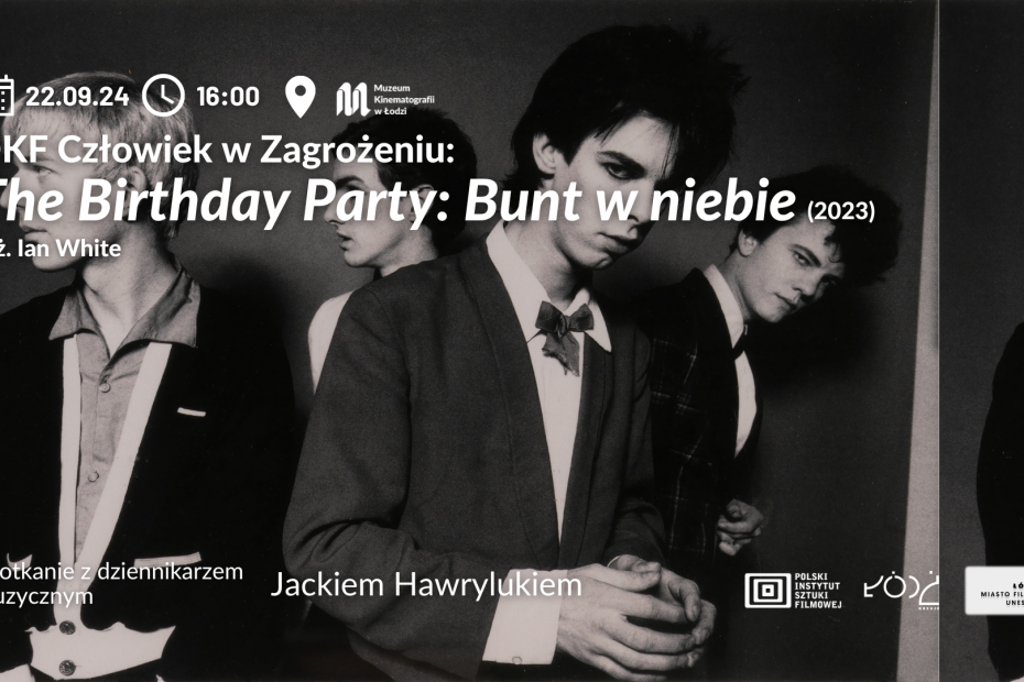 Zaproszenie na DKF Człowiek w zagrożeniu. W tle zdjecie Nicka Cave i zespołu The Birthday Party. Czarno białe zdjęcie przedstawiające 4 mężczyzn.