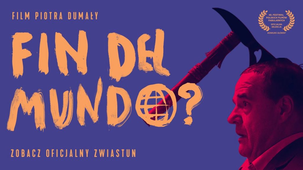 Plakat do filmu „Fin del Mundo?”. Tekst i człowiek z siekierą w głowie z prawej strony grafiki.