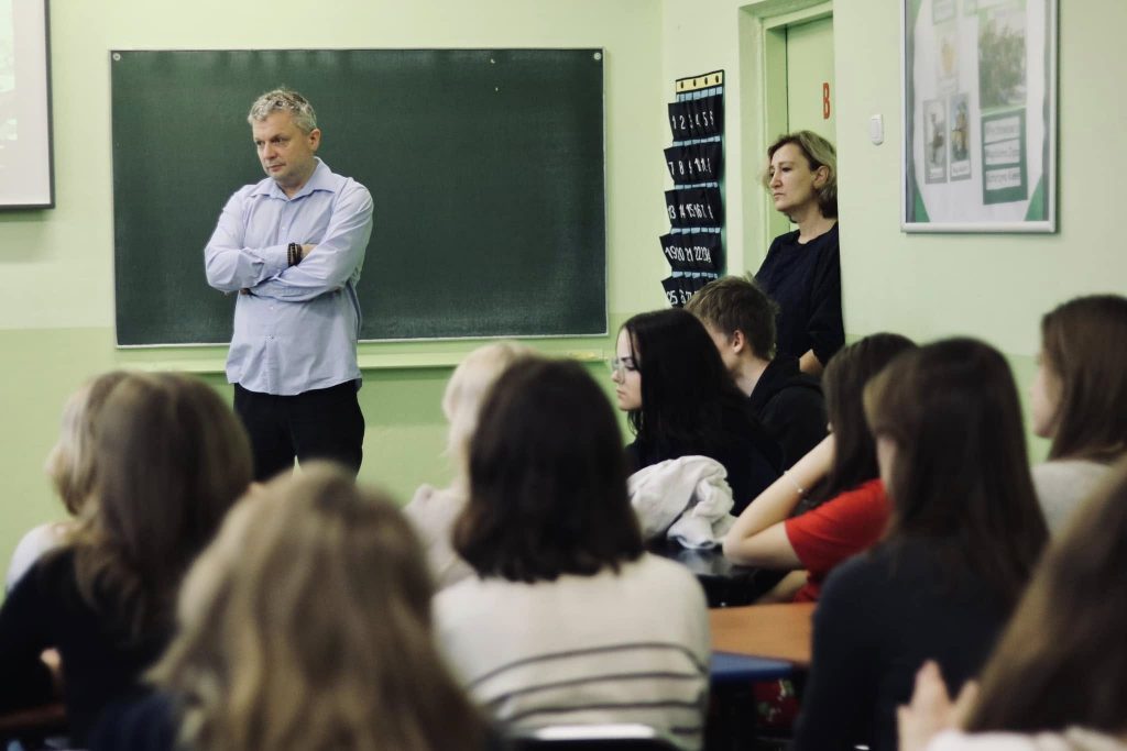 Zdjęcie widowni w sali lekcyjnej