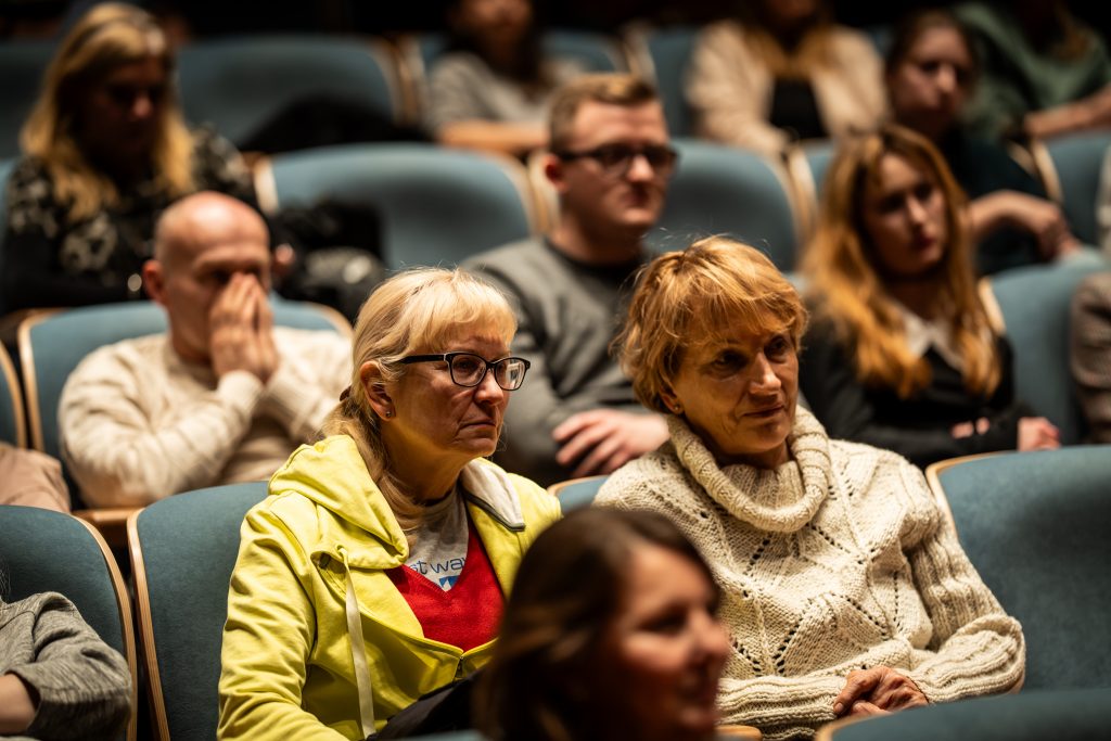 Zdjęcie osób siedzących na publiczności