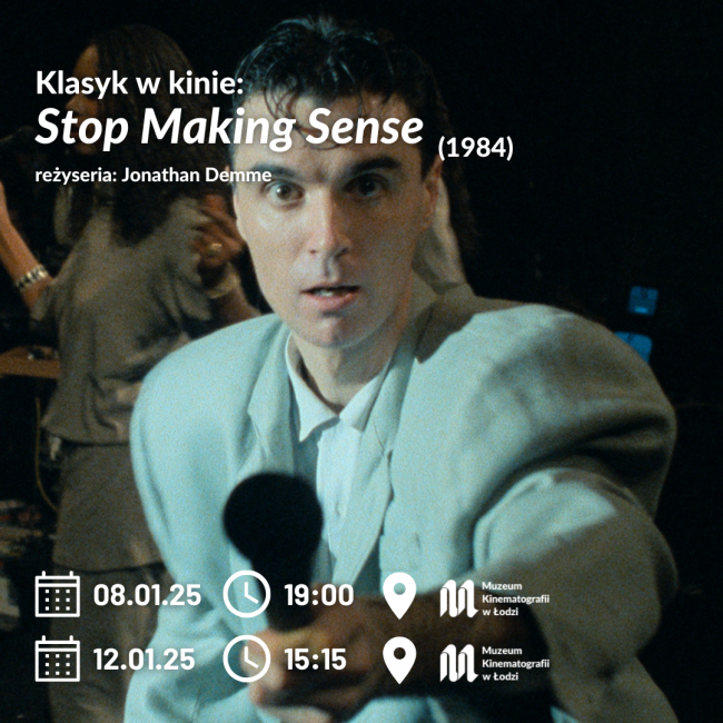 Kadr z filmu "Stop making sense", mężczyzna z mikrofonem patrzy w kamerę